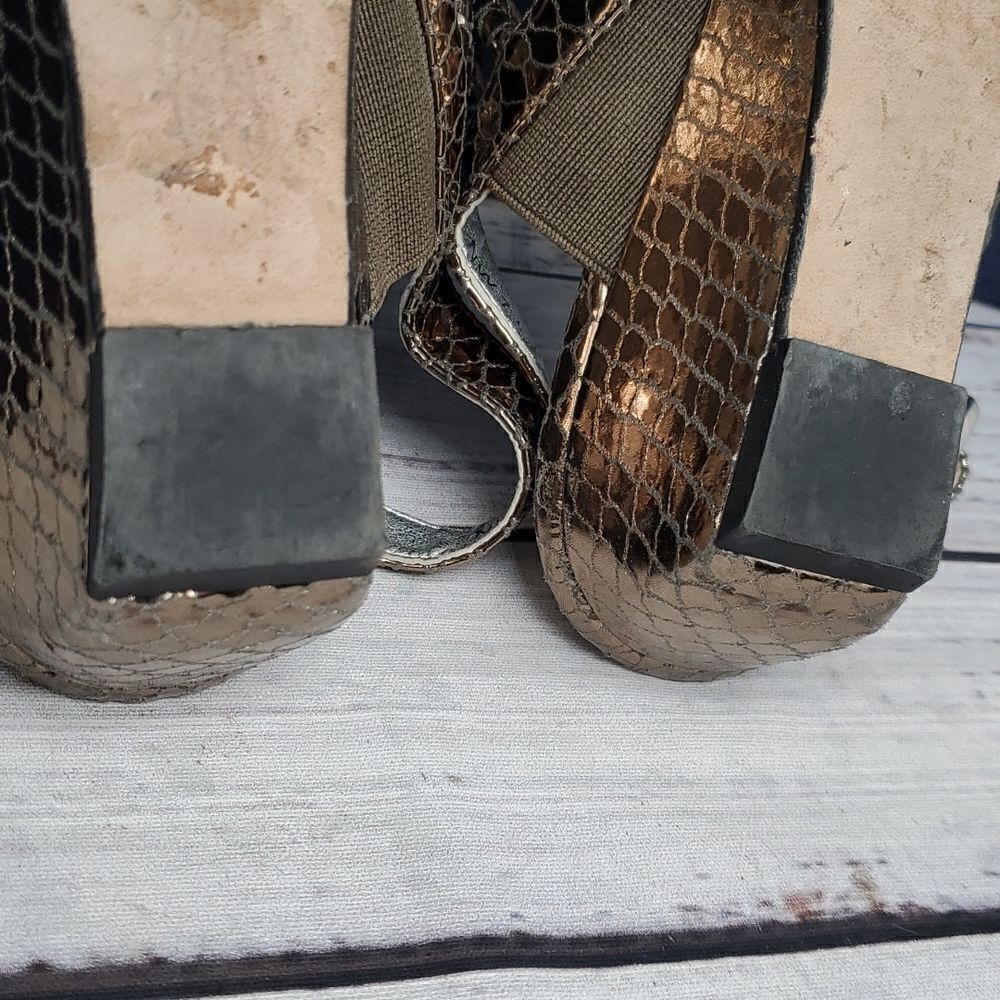 𝅺STUART WEITZMAN Pewter Silver‎ Snakeskin Python Print Embossed Wedge Sandals - Picture 10 of 12